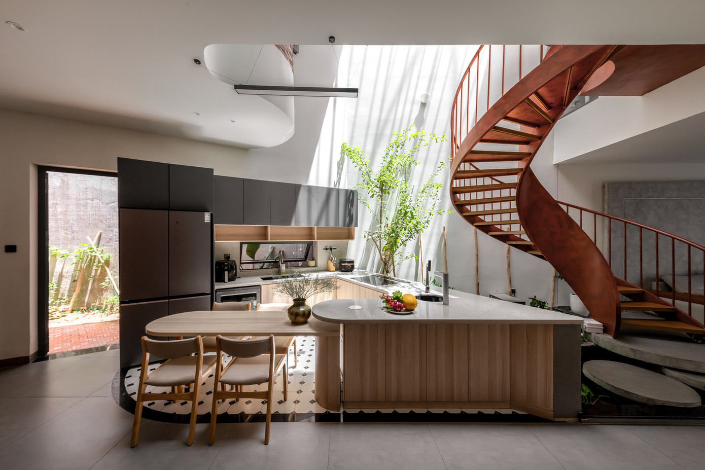 Tầng một được thiết kế theo bố cục ZigZag, có cả lối đi chính và phụ, tạo ra hai khu vực lưu thông riêng biệt. Thiết kế này không chỉ mang lại cho ngôi nhà cảm giác "được giấu kín" khỏi tầm nhìn trực tiếp ra ngã tư mà còn mang lại một số lợi thế đáng kể: