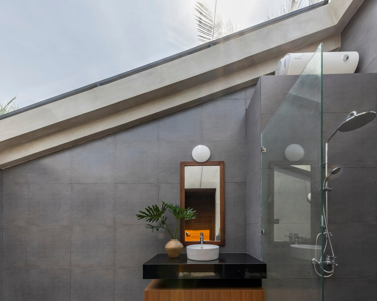 Một cabin có bếp và phòng ngủ nằm ẩn mình sau mặt tiền bằng gỗ. Một cabin có bếp và phòng ngủ nằm ẩn mình sau mặt tiền bằng gỗ.