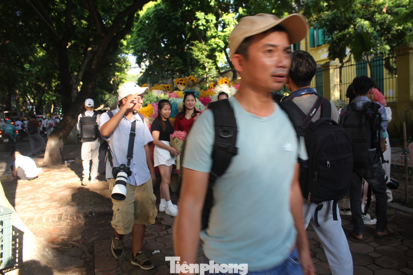 Tình trạng xe hoa, “nàng thơ” và thợ chụp ảnh đứng chật kín vỉa hè đường Hoàng Diệu, Phan Đình Phùng khiến người đi bộ gặp khó khăn trong quá trình di chuyển, phải đi tràn xuống lòng đường.