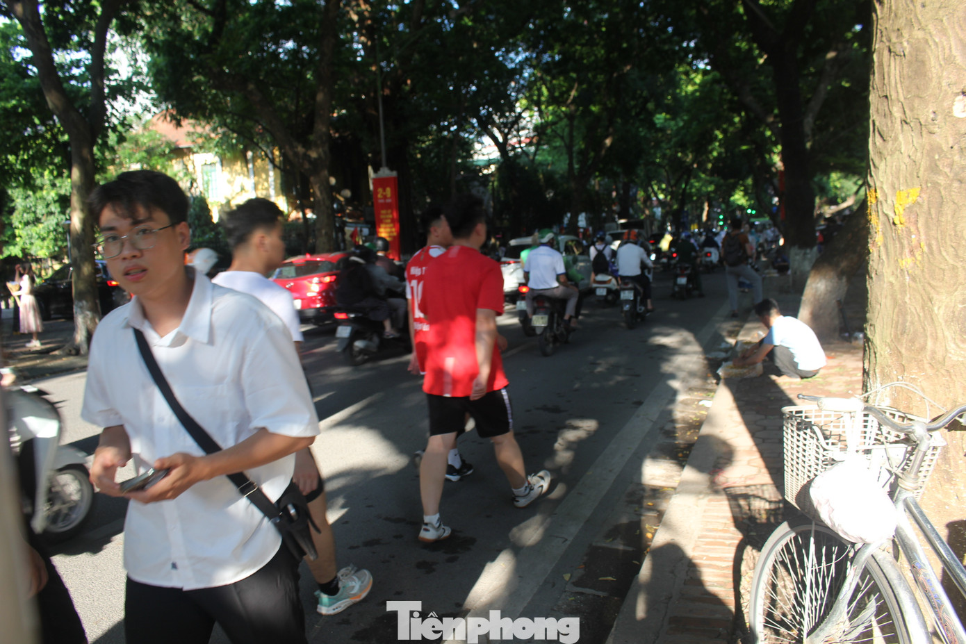 Tình trạng xe hoa, “nàng thơ” và thợ chụp ảnh đứng chật kín vỉa hè đường Hoàng Diệu, Phan Đình Phùng khiến người đi bộ gặp khó khăn trong quá trình di chuyển, phải đi tràn xuống lòng đường.