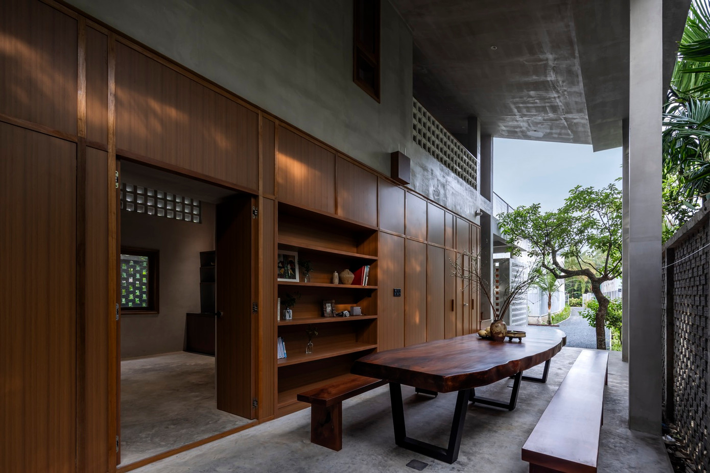 Sàn tầng trệt và các vách ngăn bằng gỗ. Sàn tầng trệt và các vách ngăn bằng gỗ.