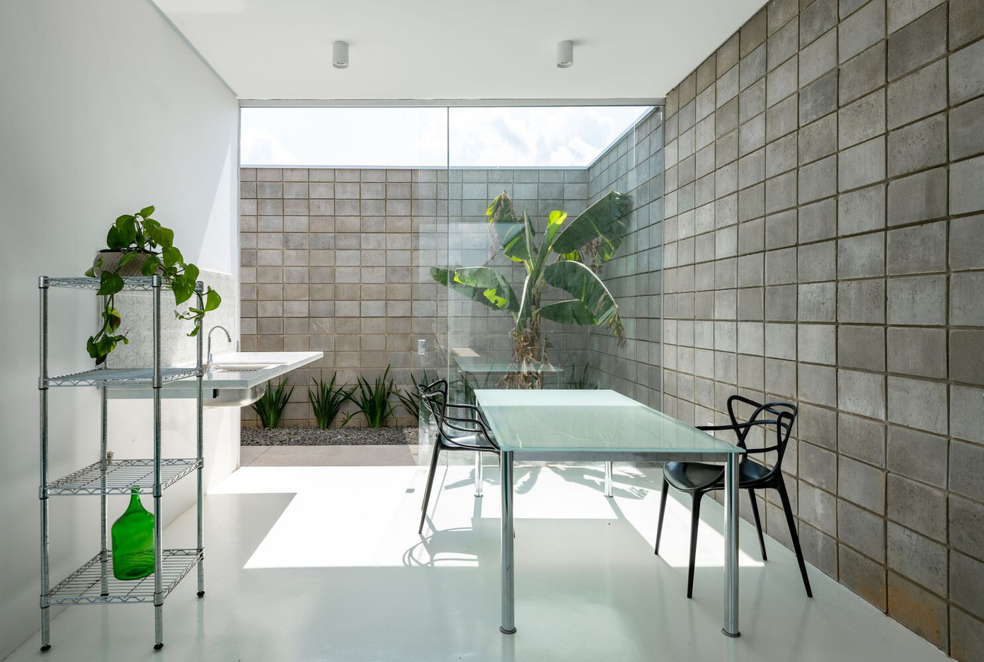 Kiến trúc sư sử dụng phương pháp xây dựng với các khối kết cấu lộ ra, ngoại trừ phần lõi, nơi được trát thạch cao và epoxy trắng, trong khi sàn bê tông đánh bóng.