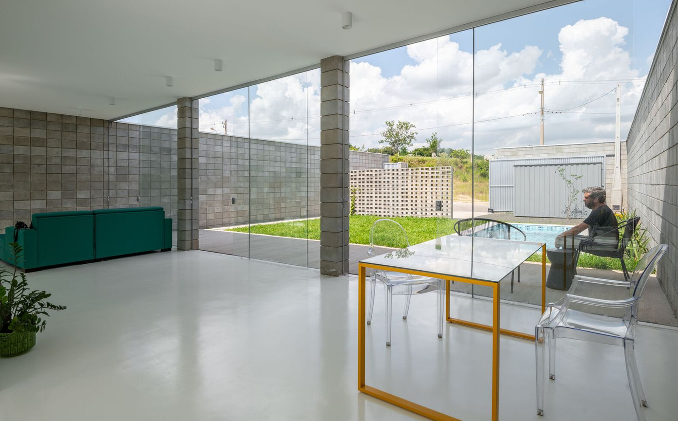 Mái nhà có hình cánh bướm, với độ dốc 6% và ngói kiểu sandwich. Trần nhà được làm bằng tấm thạch cao cộng với tấm nhựa trong suốt PET khắp nhà, với chênh lệch chiều cao chỉ ở phần lõi.