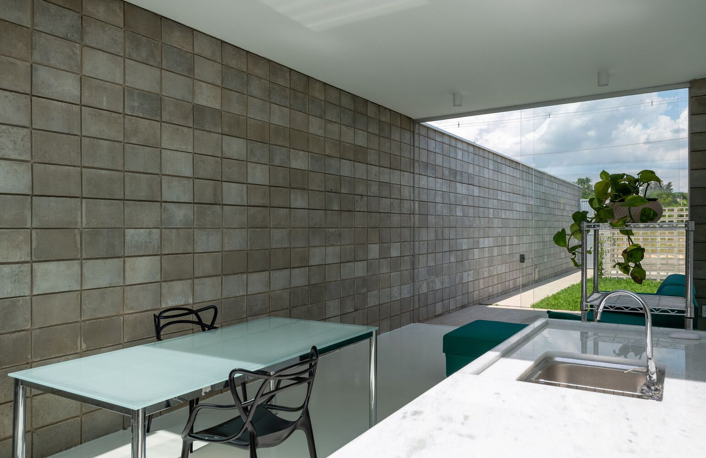 Mái nhà có hình cánh bướm, với độ dốc 6% và ngói kiểu sandwich. Trần nhà được làm bằng tấm thạch cao cộng với tấm nhựa trong suốt PET khắp nhà, với chênh lệch chiều cao chỉ ở phần lõi.