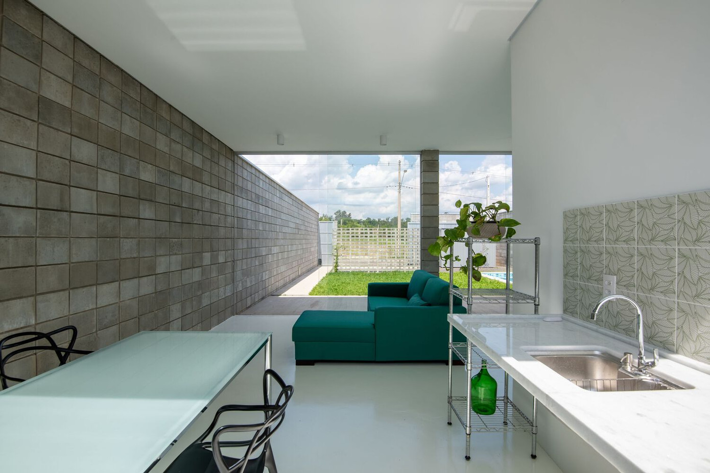 Kiến trúc sư sử dụng phương pháp xây dựng với các khối kết cấu lộ ra, ngoại trừ phần lõi, nơi được trát thạch cao và epoxy trắng, trong khi sàn bê tông đánh bóng.