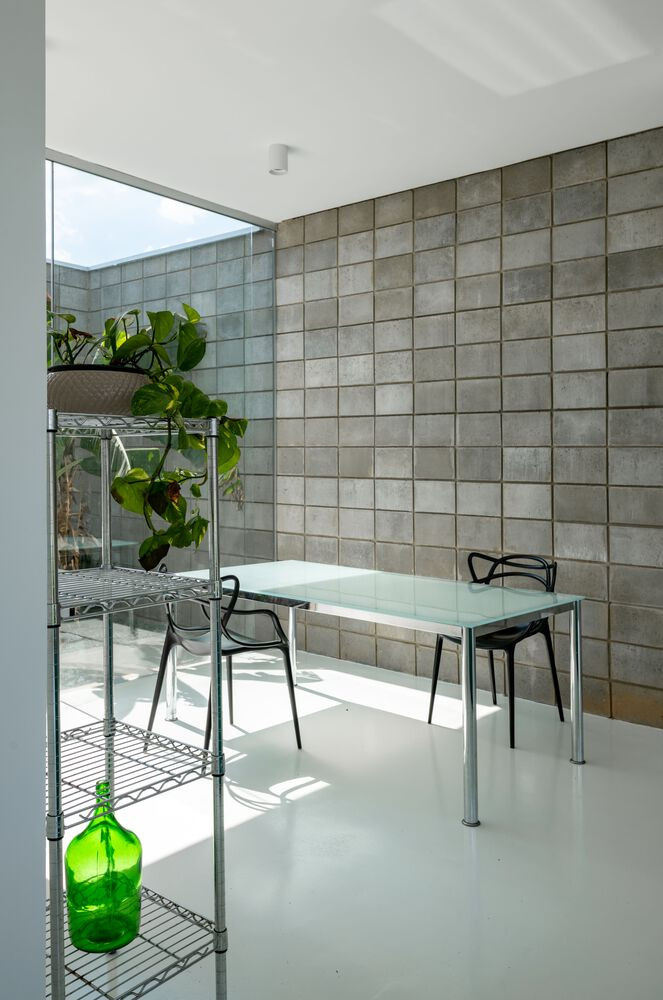 Mái nhà có hình cánh bướm, với độ dốc 6% và ngói kiểu sandwich. Trần nhà được làm bằng tấm thạch cao cộng với tấm nhựa trong suốt PET khắp nhà, với chênh lệch chiều cao chỉ ở phần lõi.