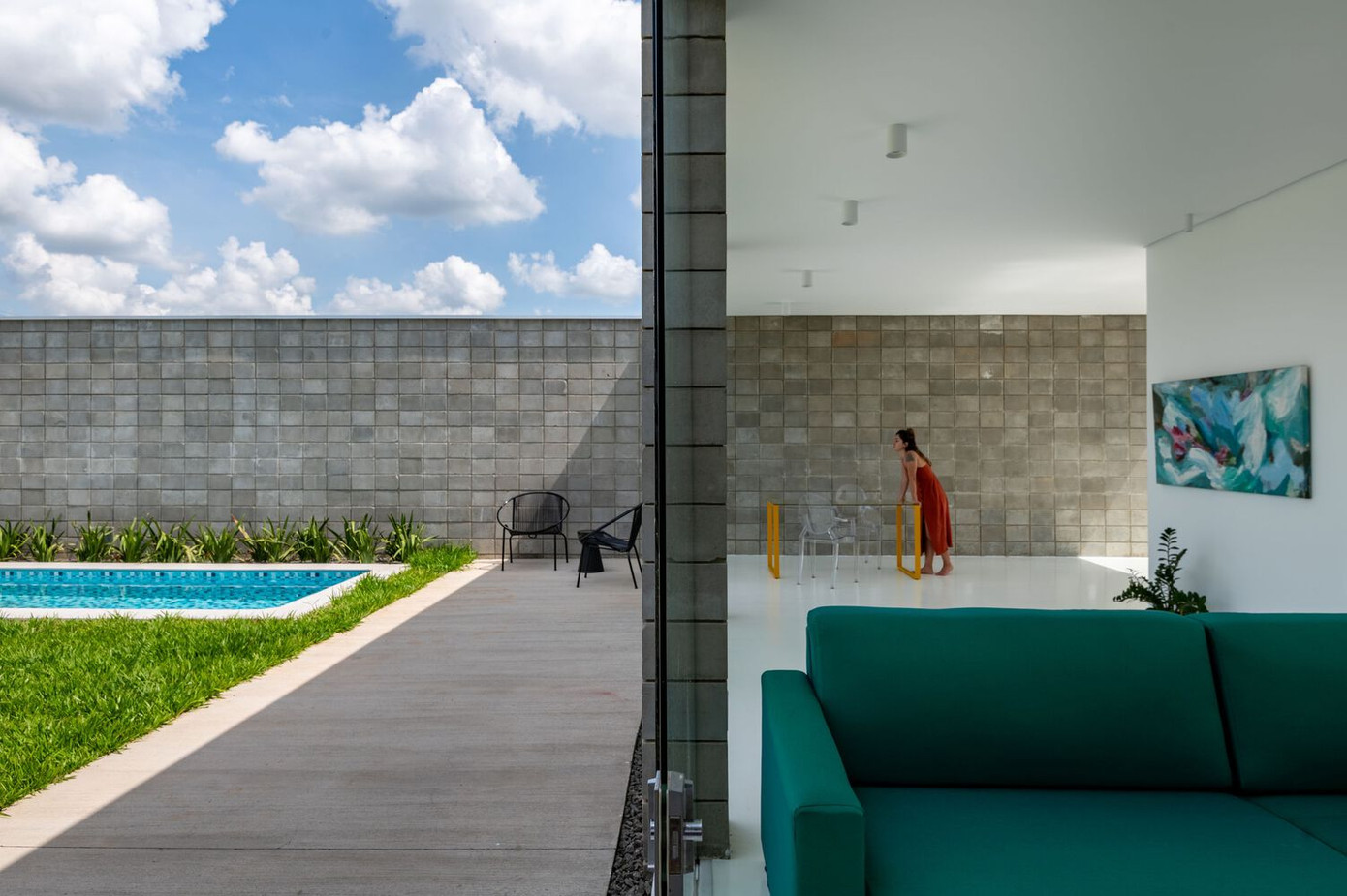 Công trình vẫn đáp ứng các chức năng của một ngôi nhà thông thường với hai phòng ngủ cộng với một phòng suite.