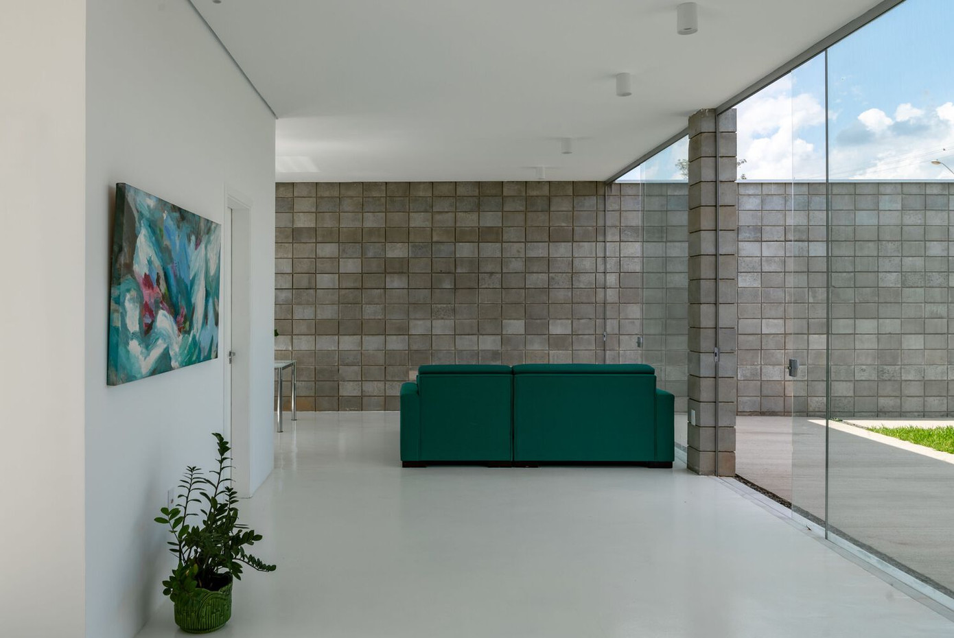 Công trình vẫn đáp ứng các chức năng của một ngôi nhà thông thường với hai phòng ngủ cộng với một phòng suite.