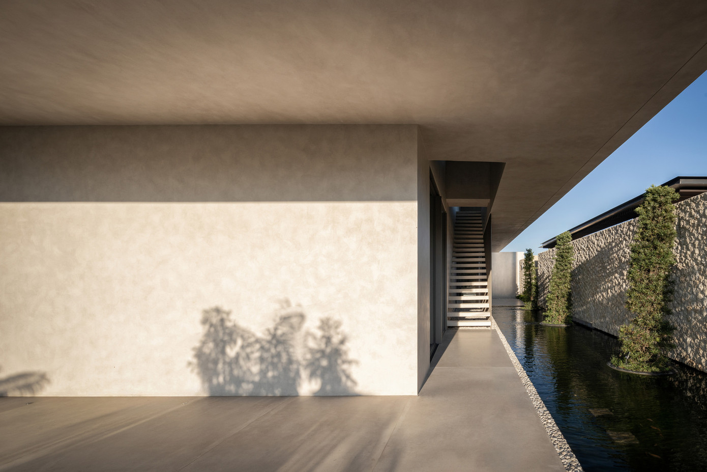 Khoảng mở dài của biệt thự dành cho khu vực sinh hoạt, để tối ưu hóa góc nhìn tuyệt đẹp của ngọn đồi để mọi người có thể thư giãn, chiêm ngưỡng chuyển động của mặt trời vào các thời điểm khác nhau trong ngày.