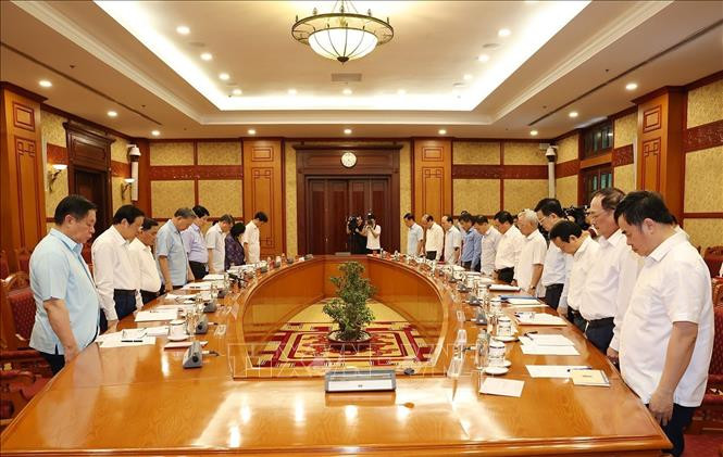 Tổng Bí thư, Chủ tịch nước Tô Lâm cùng các đại biểu dành một phút mặc niệm Tổng Bí thư Nguyễn Phú Trọng. Ảnh: Trí Dũng/TTXVN.