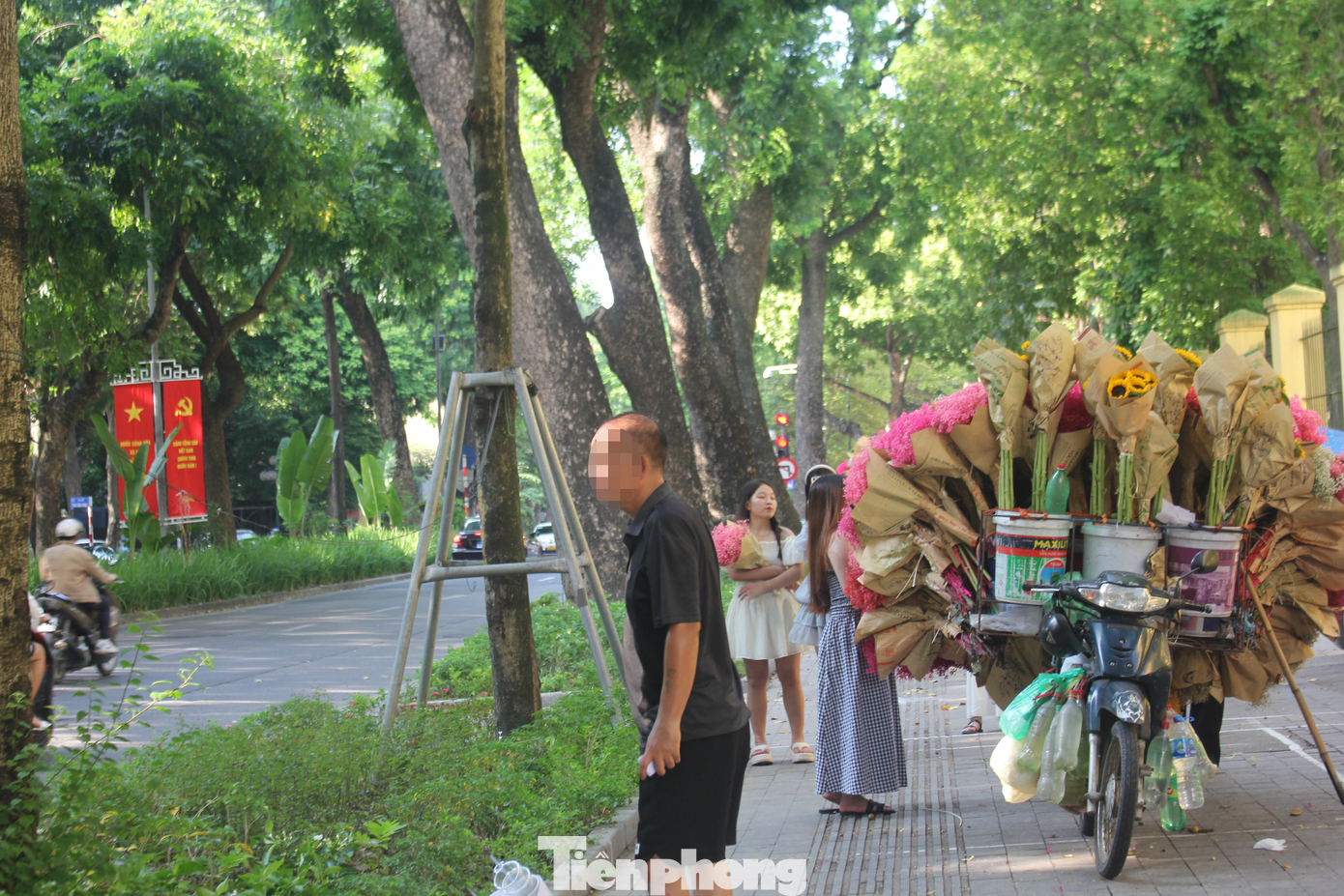 Hễ có xe nào có dấu hiệu dừng lại hoặc đi mon men vỉa hè, lập tức có vài người chạy đến hỏi có gửi xe hay không.