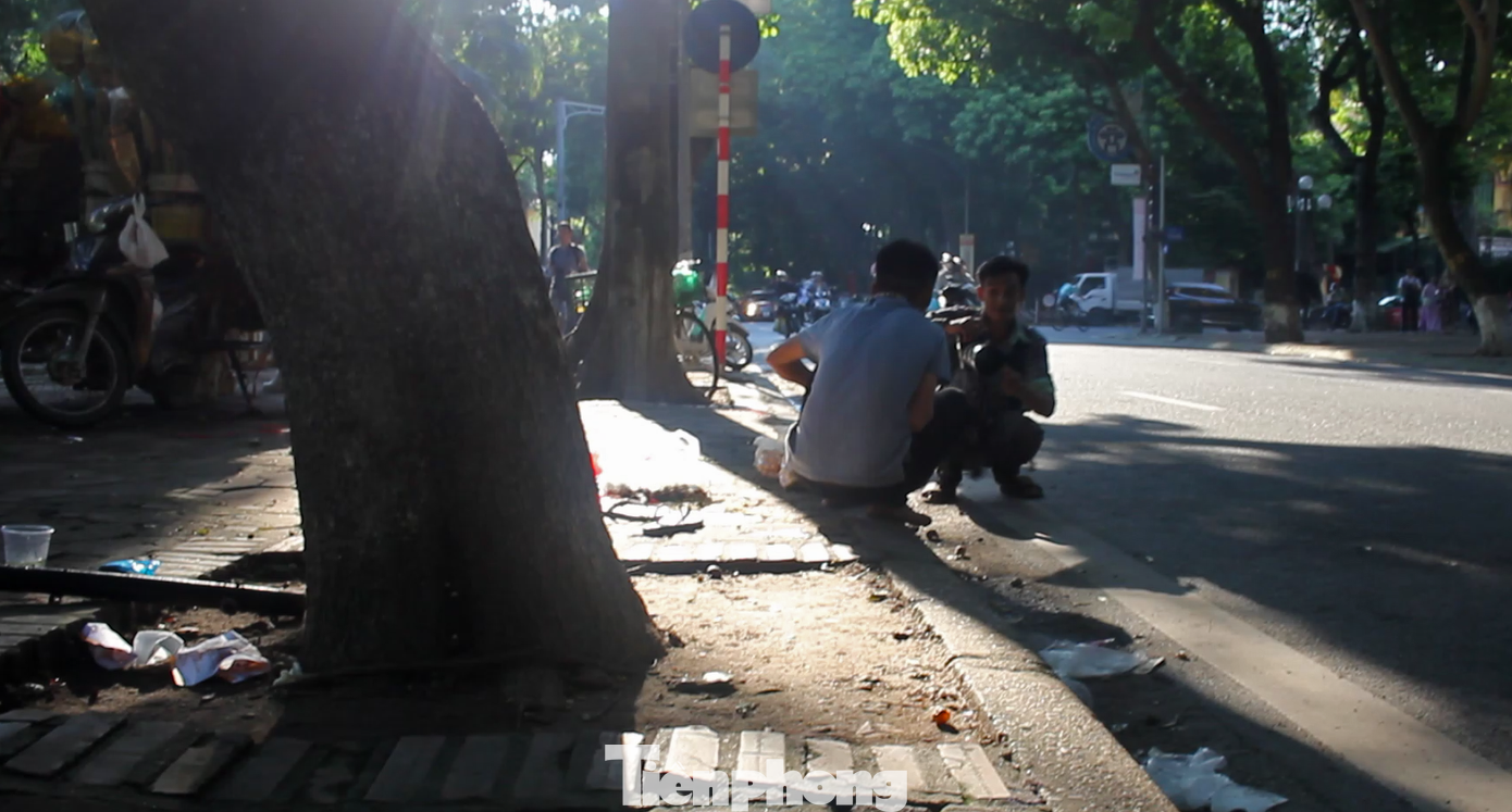 Không ít “nàng thơ” và thợ chụp ảnh còn ngang nhiên đứng ra lòng đường, để có được những bức hình ưng ý nhất, gây cản trở giao thông và tắc đường giờ cao điểm, tiềm ẩn nhiều nguy cơ tai nạn giao thông.