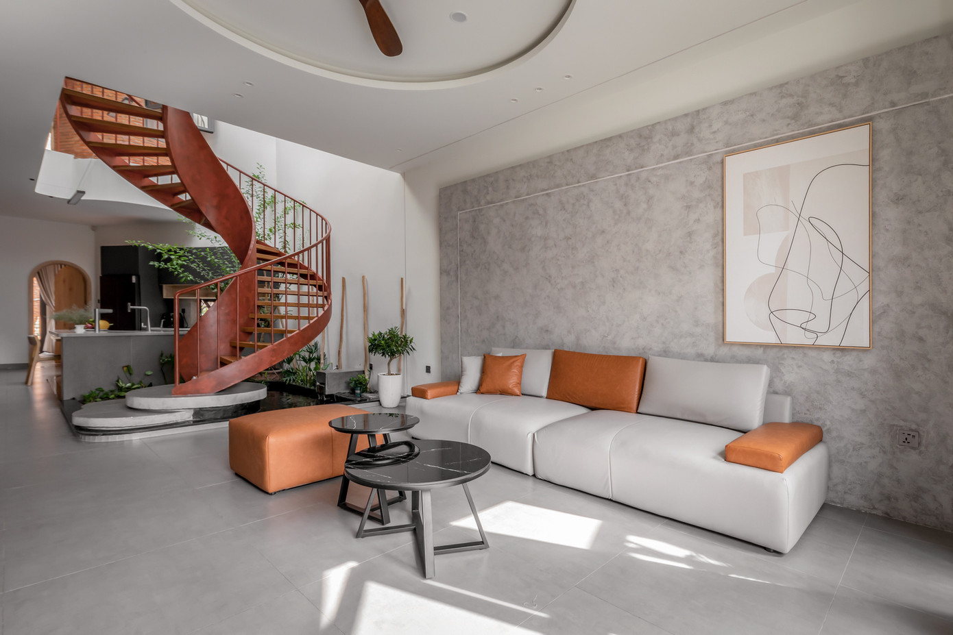 Tầng một được thiết kế theo bố cục ZigZag, có cả lối đi chính và phụ, tạo ra hai khu vực lưu thông riêng biệt. Thiết kế này không chỉ mang lại cho ngôi nhà cảm giác "được giấu kín" khỏi tầm nhìn trực tiếp ra ngã tư mà còn mang lại một số lợi thế đáng kể: