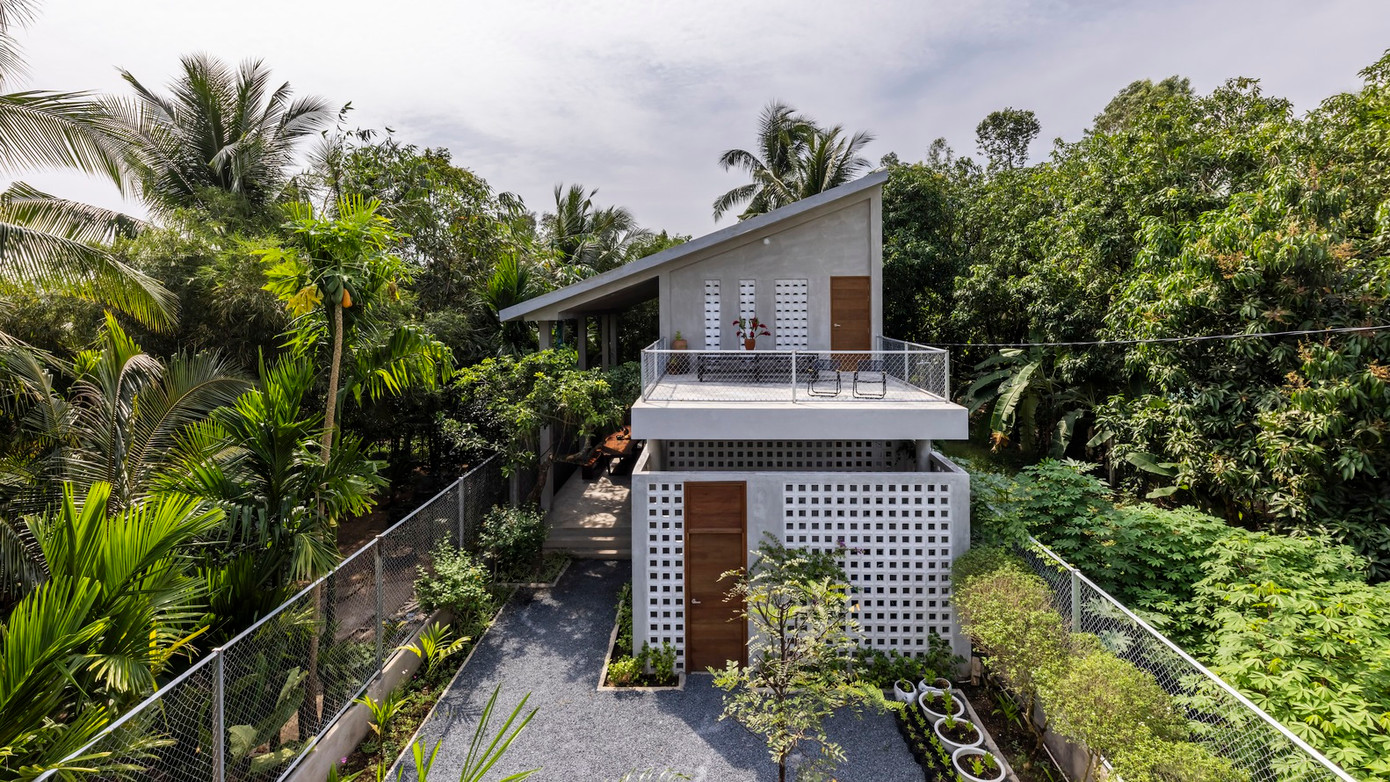 Theo thiết kế, ngôi nhà có gác lửng bên trong, sân hiên lộ thiên và phòng vệ sinh ốp kính, tạo nên những boong tàu nhiều lớp với nhiều trải nghiệm đa diện. Theo thiết kế, ngôi nhà có gác lửng bên trong, sân hiên lộ thiên và phòng vệ sinh ốp kính, tạo nên những boong tàu nhiều lớp với nhiều trải nghiệm đa diện.