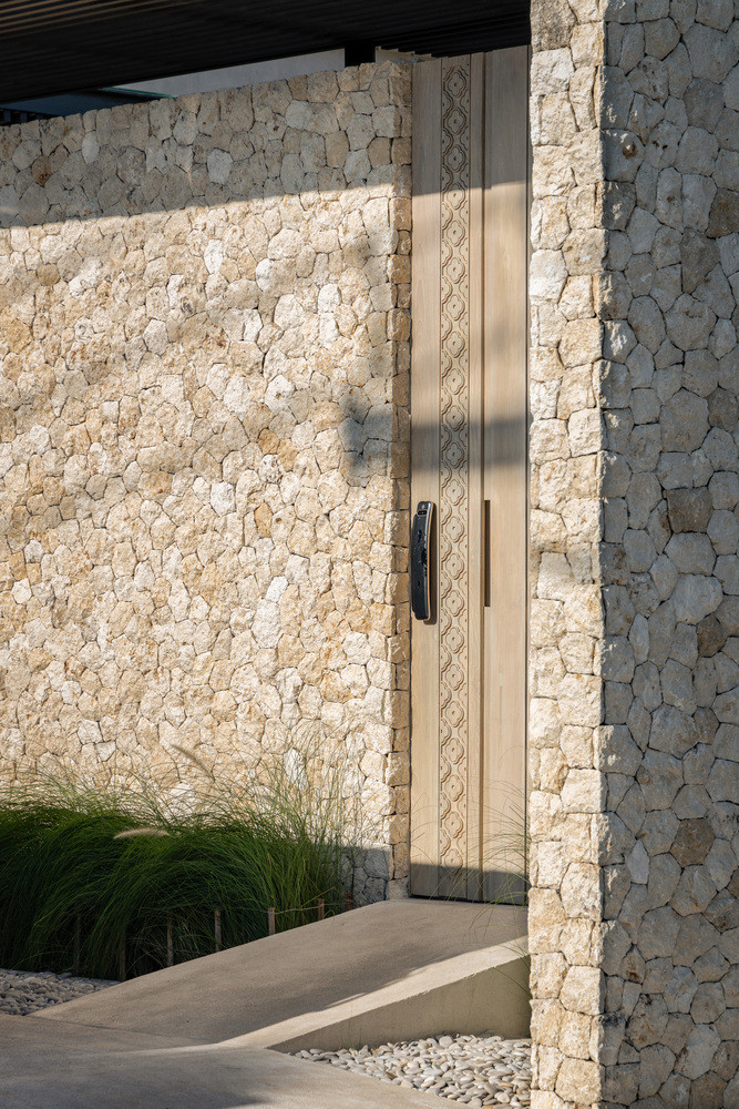 Đá địa phương được sử dụng làm một trong những vật liệu chính và được cải tiến bằng cách thêm sơn có kết cấu màu be khắp nhà và đá granit màu be.