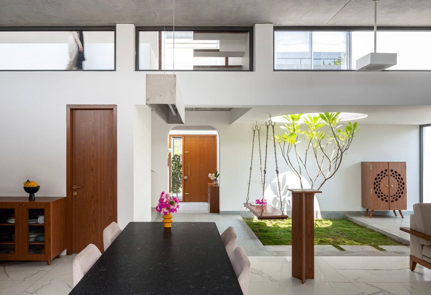 Trục Tây Đông kết thúc ở khối nhà thứ ba, nơi chứa các chức năng công cộng như phòng khách, phòng ăn và bếp. Khối nhà này mở ra sân sau, làm mờ ranh giới giữa bên trong và bên ngoài, cũng như tăng cường tính lưu động của không gian. Trục Tây Đông kết thúc ở khối nhà thứ ba, nơi chứa các chức năng công cộng như phòng khách, phòng ăn và bếp. Khối nhà này mở ra sân sau, làm mờ ranh giới giữa bên trong và bên ngoài, cũng như tăng cường tính lưu động của không gian.