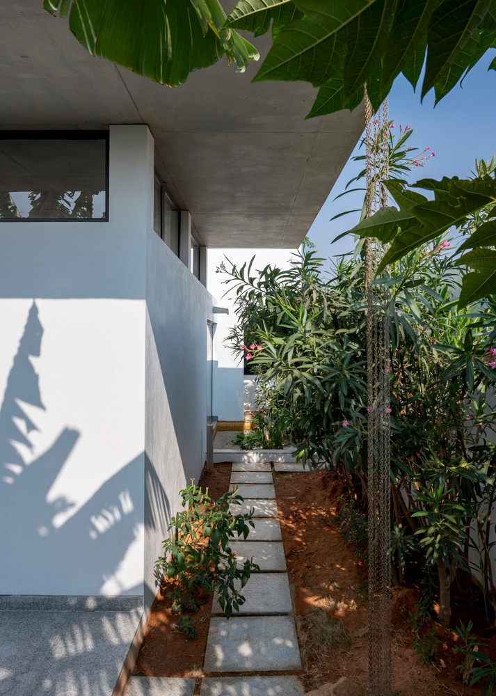 Ngay khi bước vào nhà, mọi người sẽ bắt gặp sân hiên với lối đi rợp bóng mát. Ngay khi bước vào nhà, mọi người sẽ bắt gặp sân hiên với lối đi rợp bóng mát.