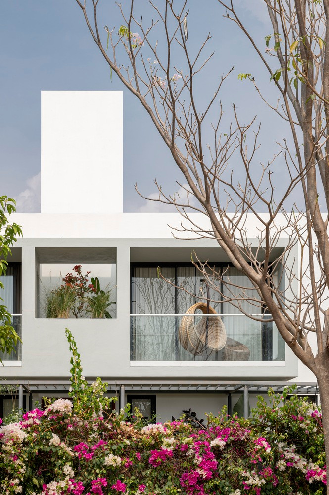 Ngôi nhà có trục trung tâm rõ ràng theo hướng Tây Đông, chia khối nhà riêng đầu tiên thành hai phòng ngủ ở mỗi bên, mở ra không gian riêng ở cả hai tầng. Ngôi nhà có trục trung tâm rõ ràng theo hướng Tây Đông, chia khối nhà riêng đầu tiên thành hai phòng ngủ ở mỗi bên, mở ra không gian riêng ở cả hai tầng.