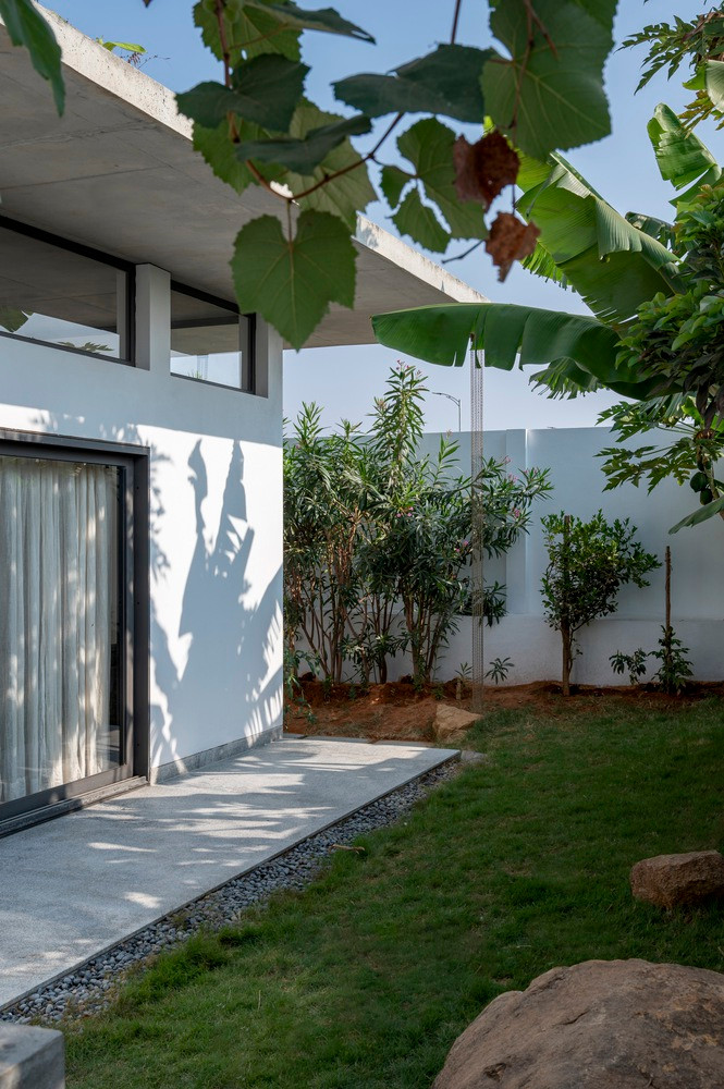 Ngay khi bước vào nhà, mọi người sẽ bắt gặp sân hiên với lối đi rợp bóng mát. Ngay khi bước vào nhà, mọi người sẽ bắt gặp sân hiên với lối đi rợp bóng mát.