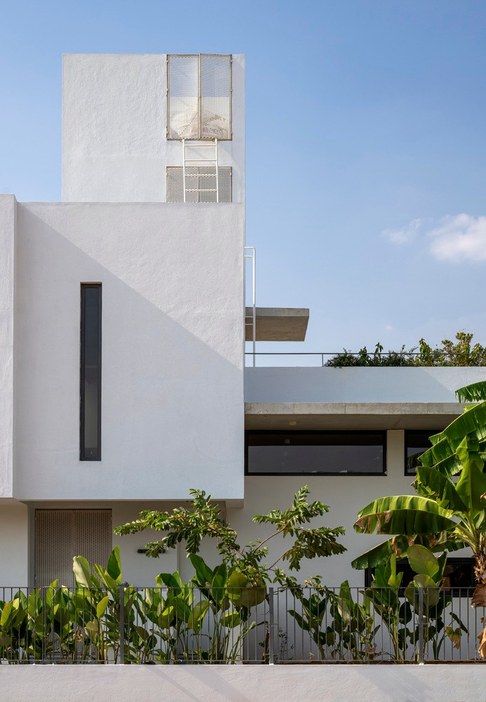 Khối nhà thứ hai có sân trong xanh và cầu thang, với nhà vệ sinh cùng các tiện ích. Khối nhà thứ hai có sân trong xanh và cầu thang, với nhà vệ sinh cùng các tiện ích.