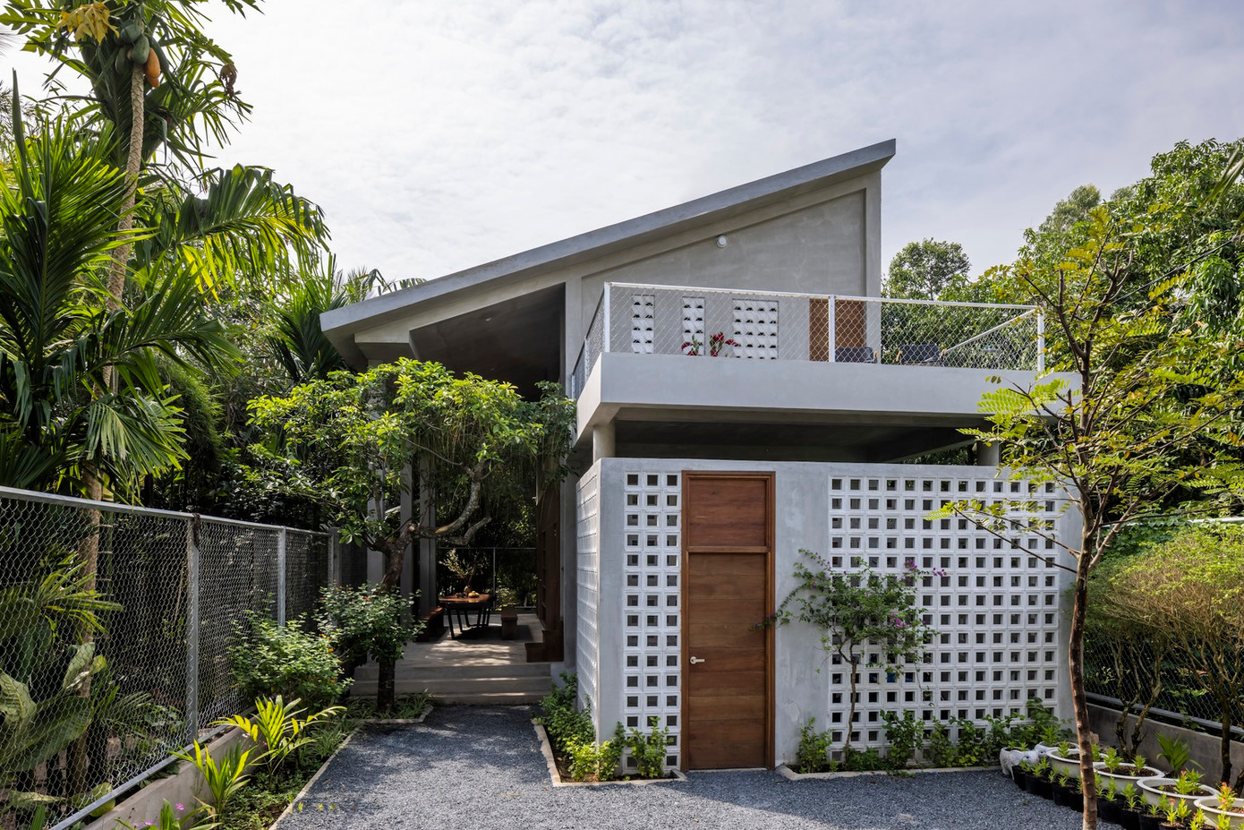 Gia chủ là người mong muốn ngôi nhà là nơi yên tĩnh và tiết kiệm chi phí, do đó kiến trúc sư đã thiết kế một ngôi nhà có kết cấu đơn sơ. Gia chủ là người mong muốn ngôi nhà là nơi yên tĩnh và tiết kiệm chi phí, do đó kiến trúc sư đã thiết kế một ngôi nhà có kết cấu đơn sơ.