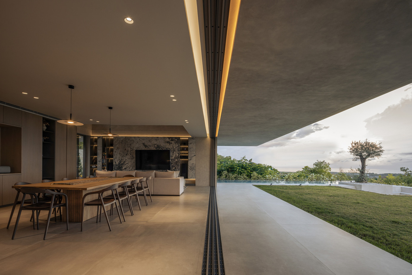 Biệt thự có một loạt các khu vực mở khác nhau ở tầng trệt, chủ yếu là khu vực sinh hoạt, ăn uống và bếp.