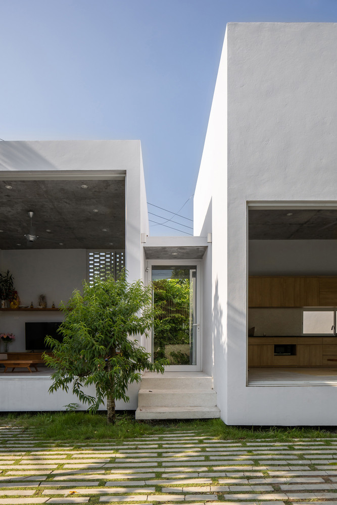 Nhờ hệ cửa nhôm kính lớn hướng ra phía sân trước, nên phòng khách luôn ngập tràn ánh sáng. Nhờ hệ cửa nhôm kính lớn hướng ra phía sân trước, nên phòng khách luôn ngập tràn ánh sáng.