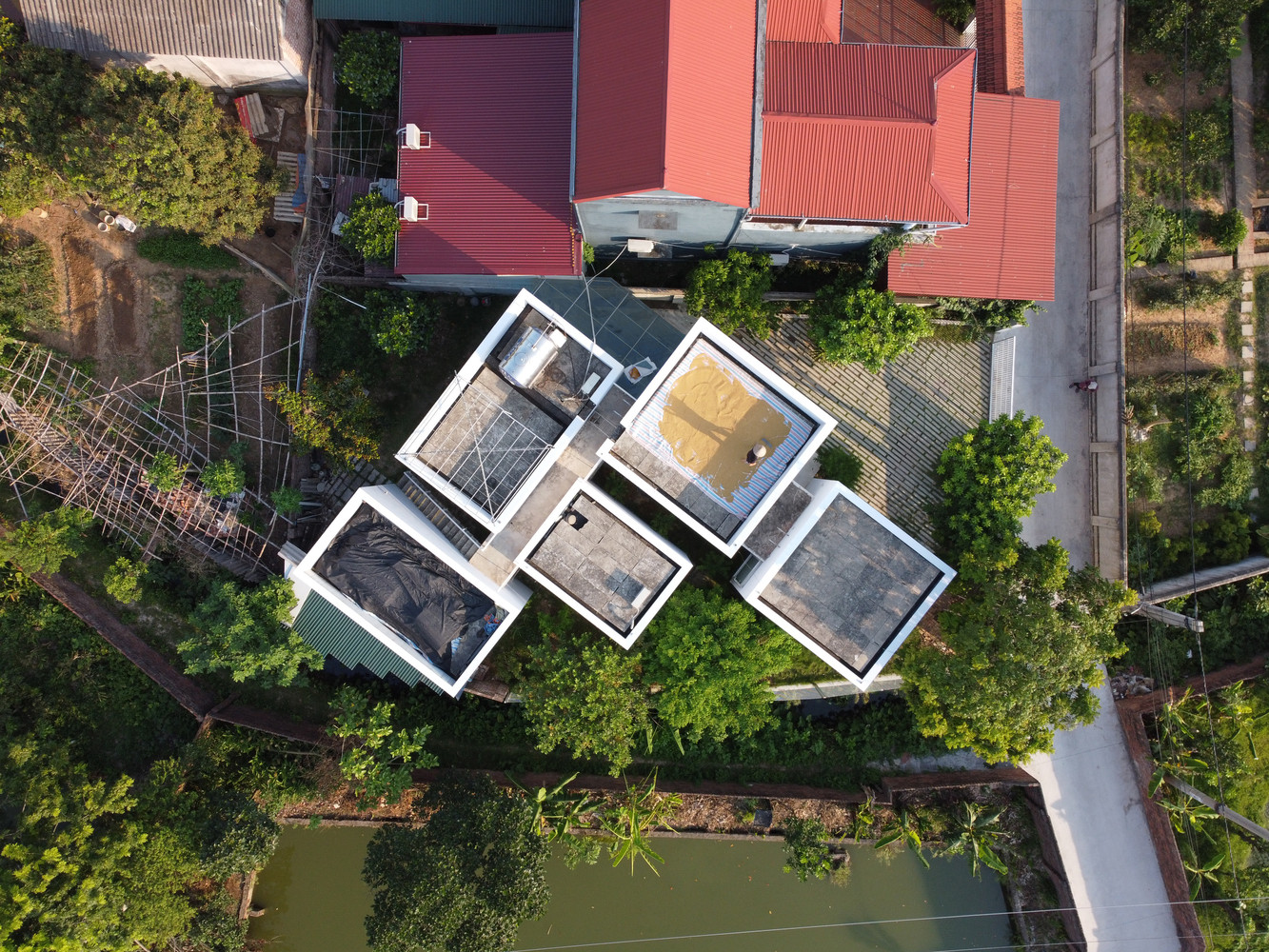 Cấu tạo phần mái được chia làm hai lớp giúp cho đảm bảo cách nhiệt và thuận tiện việc phơi nông sản. Nước mưa trên mái sẽ được thu toàn bộ vào bể ngầm được đặt ở bên dưới để phục vụ cho việc sinh hoạt, chăm sóc cây trồng, tái sinh nguồn nước Cấu tạo phần mái được chia làm hai lớp giúp cho đảm bảo cách nhiệt và thuận tiện việc phơi nông sản. Nước mưa trên mái sẽ được thu toàn bộ vào bể ngầm được đặt ở bên dưới để phục vụ cho việc sinh hoạt, chăm sóc cây trồng, tái sinh nguồn nước