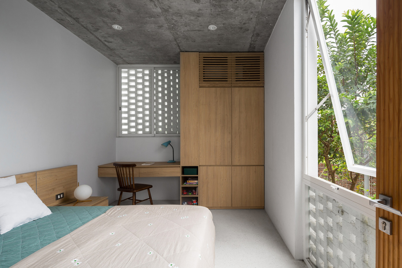 Không gian phòng ngủ sử dụng nội thất màu nâu gỗ và trắng làm chủ đạo, mang lại cảm giác nhẹ nhàng và đơn giản. Không gian phòng ngủ sử dụng nội thất màu nâu gỗ và trắng làm chủ đạo, mang lại cảm giác nhẹ nhàng và đơn giản.