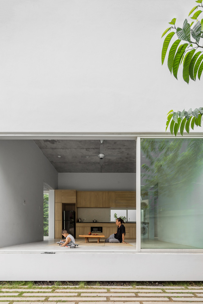 Phần sàn tầng 1 được nâng lên giúp cho phần đế ngôi nhà được thông thoáng, tránh được độ ẩm mạnh trong không khí vào mùa nồm, việc đó còn giúp cho việc ngăn chặn các loài bò sát như rắn, rết xâm nhập vào bên trong ngôi nhà. Phần sàn tầng 1 được nâng lên giúp cho phần đế ngôi nhà được thông thoáng, tránh được độ ẩm mạnh trong không khí vào mùa nồm, việc đó còn giúp cho việc ngăn chặn các loài bò sát như rắn, rết xâm nhập vào bên trong ngôi nhà.