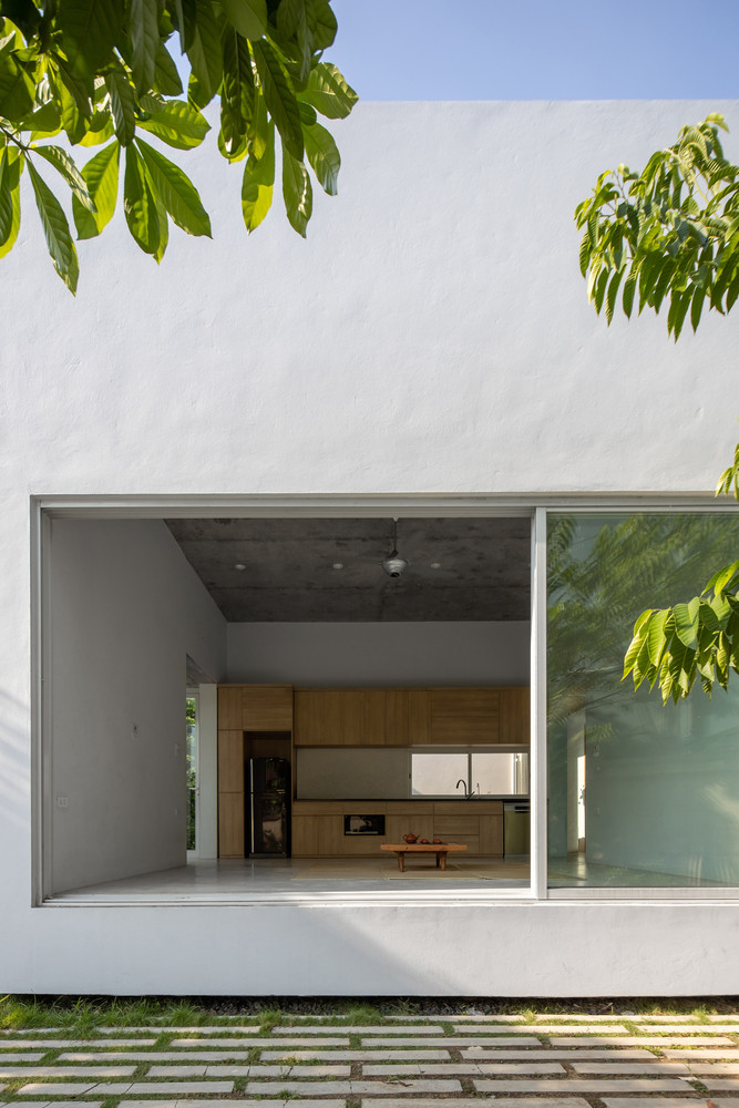 Nhờ hệ cửa nhôm kính lớn hướng ra phía sân trước, nên phòng khách luôn ngập tràn ánh sáng. Nhờ hệ cửa nhôm kính lớn hướng ra phía sân trước, nên phòng khách luôn ngập tràn ánh sáng.