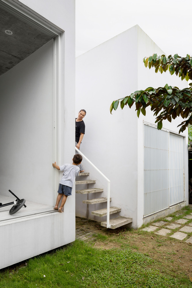 Phần sàn tầng 1 được nâng lên giúp cho phần đế ngôi nhà được thông thoáng, tránh được độ ẩm mạnh trong không khí vào mùa nồm, việc đó còn giúp cho việc ngăn chặn các loài bò sát như rắn, rết xâm nhập vào bên trong ngôi nhà. Phần sàn tầng 1 được nâng lên giúp cho phần đế ngôi nhà được thông thoáng, tránh được độ ẩm mạnh trong không khí vào mùa nồm, việc đó còn giúp cho việc ngăn chặn các loài bò sát như rắn, rết xâm nhập vào bên trong ngôi nhà.