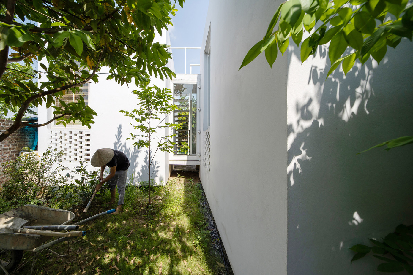 Các mảng tường gạch đặc rỗng giúp tạo sự riêng tư nhất định cho ngôi nhà, cũng như hạn chế việc nắng chiếu trực tiếp vào không gian bên trong. Các mảng tường gạch đặc rỗng giúp tạo sự riêng tư nhất định cho ngôi nhà, cũng như hạn chế việc nắng chiếu trực tiếp vào không gian bên trong.