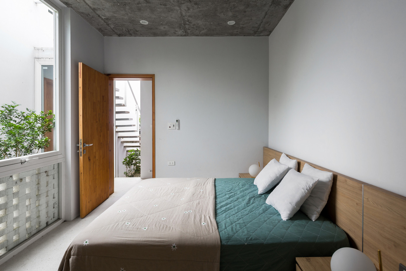 Không gian phòng ngủ sử dụng nội thất màu nâu gỗ và trắng làm chủ đạo, mang lại cảm giác nhẹ nhàng và đơn giản. Không gian phòng ngủ sử dụng nội thất màu nâu gỗ và trắng làm chủ đạo, mang lại cảm giác nhẹ nhàng và đơn giản.