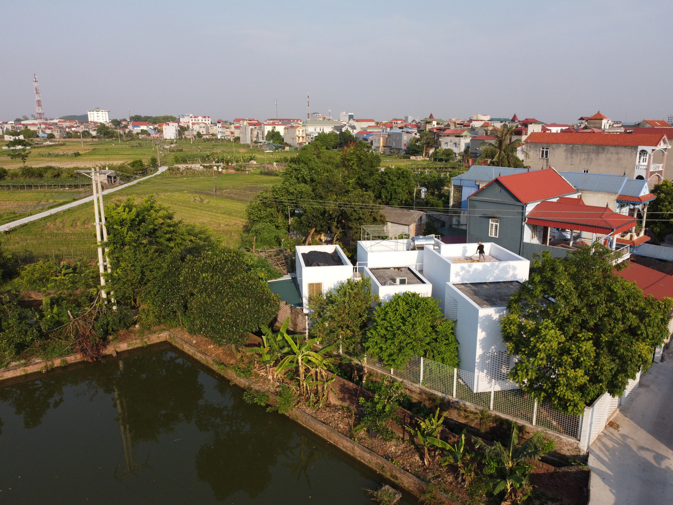 Kiến trúc sư thiết kế khối kiến trúc xoay góc so với hướng đất, đưa mặt tiền chính của ngôi nhà về hướng Nam để đón gió mát. Kiến trúc sư thiết kế khối kiến trúc xoay góc so với hướng đất, đưa mặt tiền chính của ngôi nhà về hướng Nam để đón gió mát.