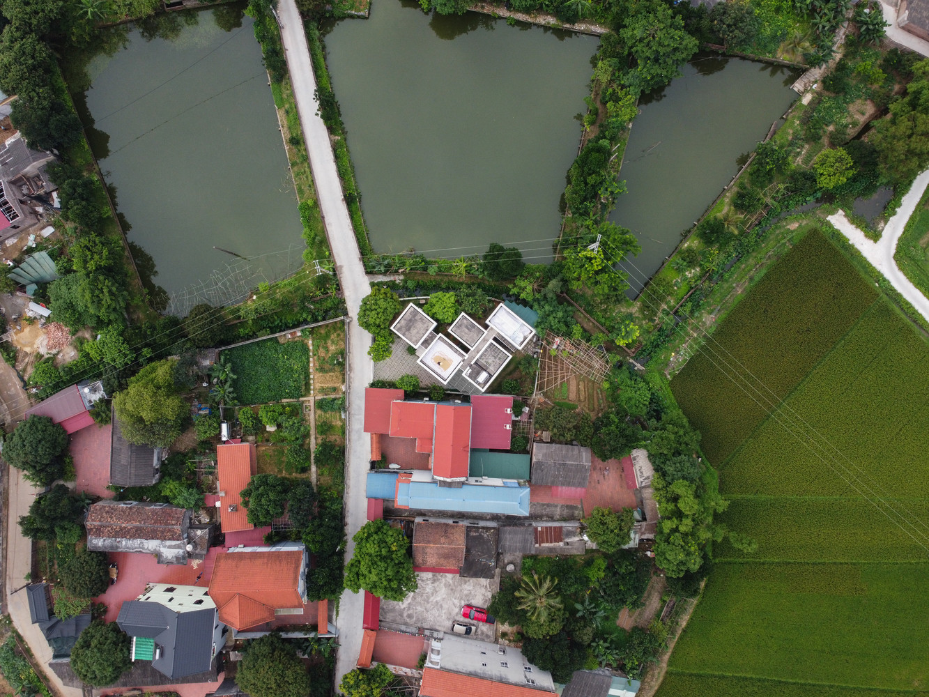 Các khối có độ cao thấp khác nhau, khối cao sẽ chắn nắng cho khối thấp giúp diện tích tiếp xúc trực tiếp với nắng ít nhất, đồng thời đảm bảo được sự thông thoáng giữa các khối nhà. Các khối có độ cao thấp khác nhau, khối cao sẽ chắn nắng cho khối thấp giúp diện tích tiếp xúc trực tiếp với nắng ít nhất, đồng thời đảm bảo được sự thông thoáng giữa các khối nhà.