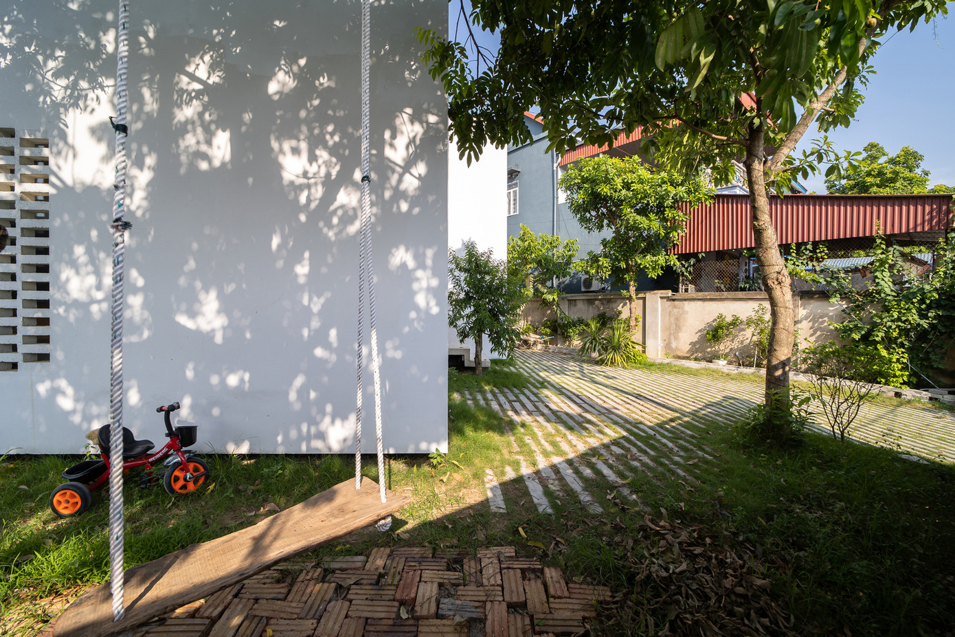 Khu vực vườn được bám sát tới các khối nhà, giúp không gian sinh hoạt gần gũi với thiên nhiên hơn. Khu vực vườn được bám sát tới các khối nhà, giúp không gian sinh hoạt gần gũi với thiên nhiên hơn.