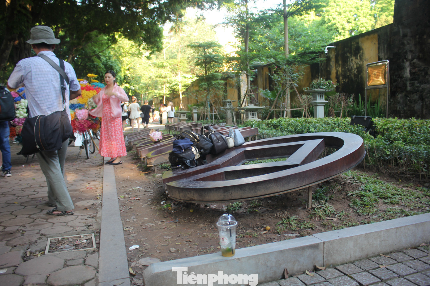 Cổng vào di tích Cửa Bắc bị nhiều chậu hoa chắn đường.