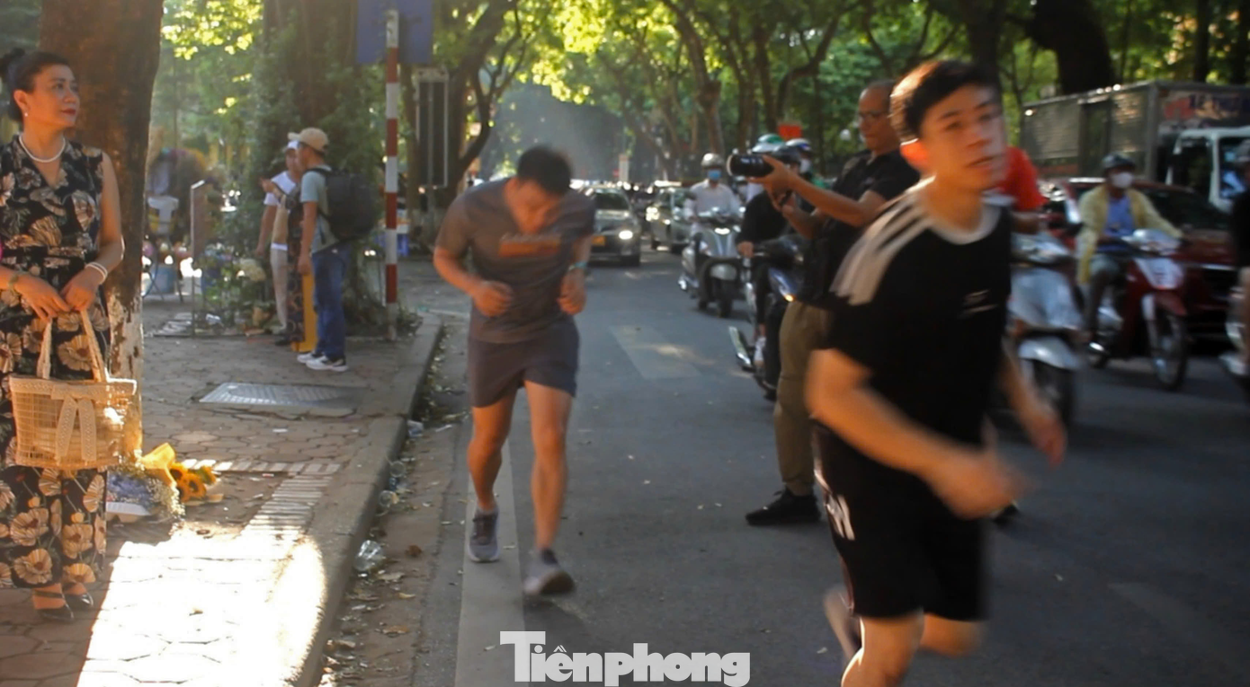 Không ít “nàng thơ” và thợ chụp ảnh còn ngang nhiên đứng ra lòng đường, để có được những bức hình ưng ý nhất, gây cản trở giao thông và tắc đường giờ cao điểm, tiềm ẩn nhiều nguy cơ tai nạn giao thông.