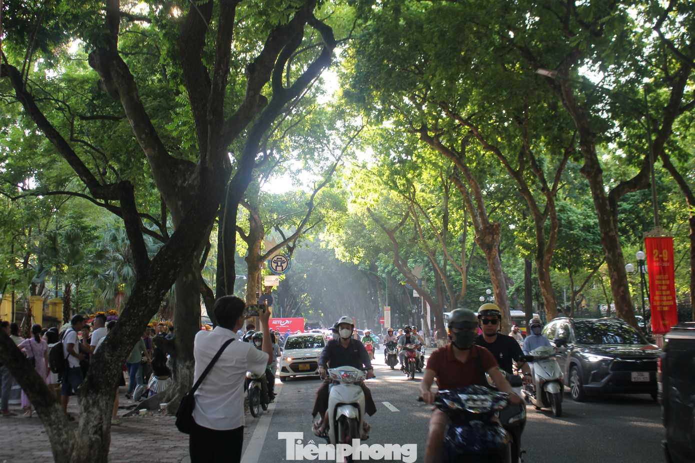 Những ngày cuối tháng 8, lượng người đổ xô đến phố Phan Đình Phùng chụp ảnh mùa thu ngày càng đông.