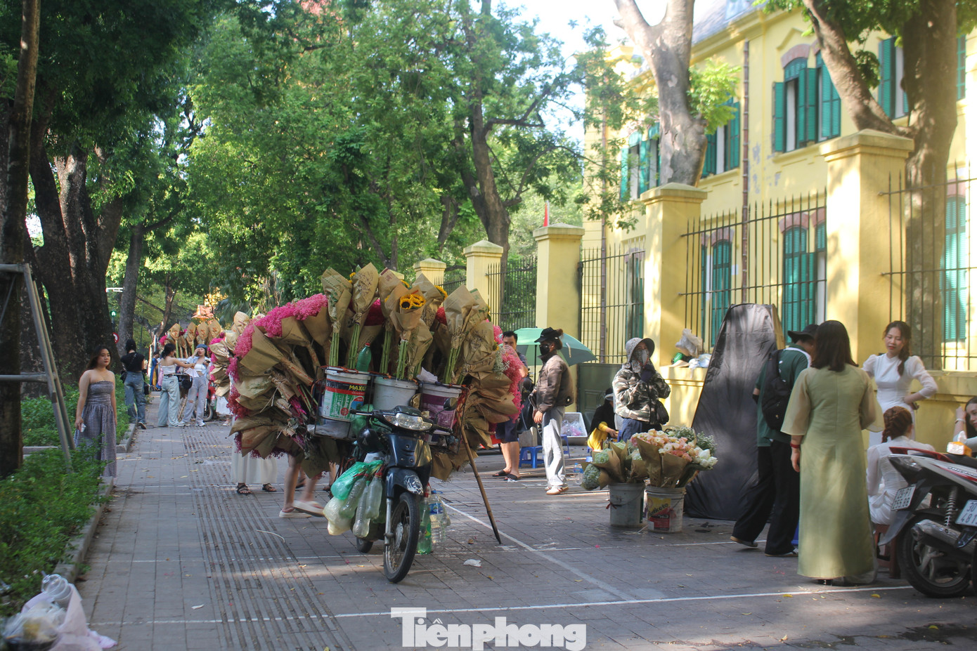 Việc tập trung quá đông người trên phố Phan Đình Phùng cũng phát sinh nhiều bất cập, khiến lực lượng chức năng gặp phải khó khăn trong việc đảm bảo an ninh trật tự quanh khu vực này.