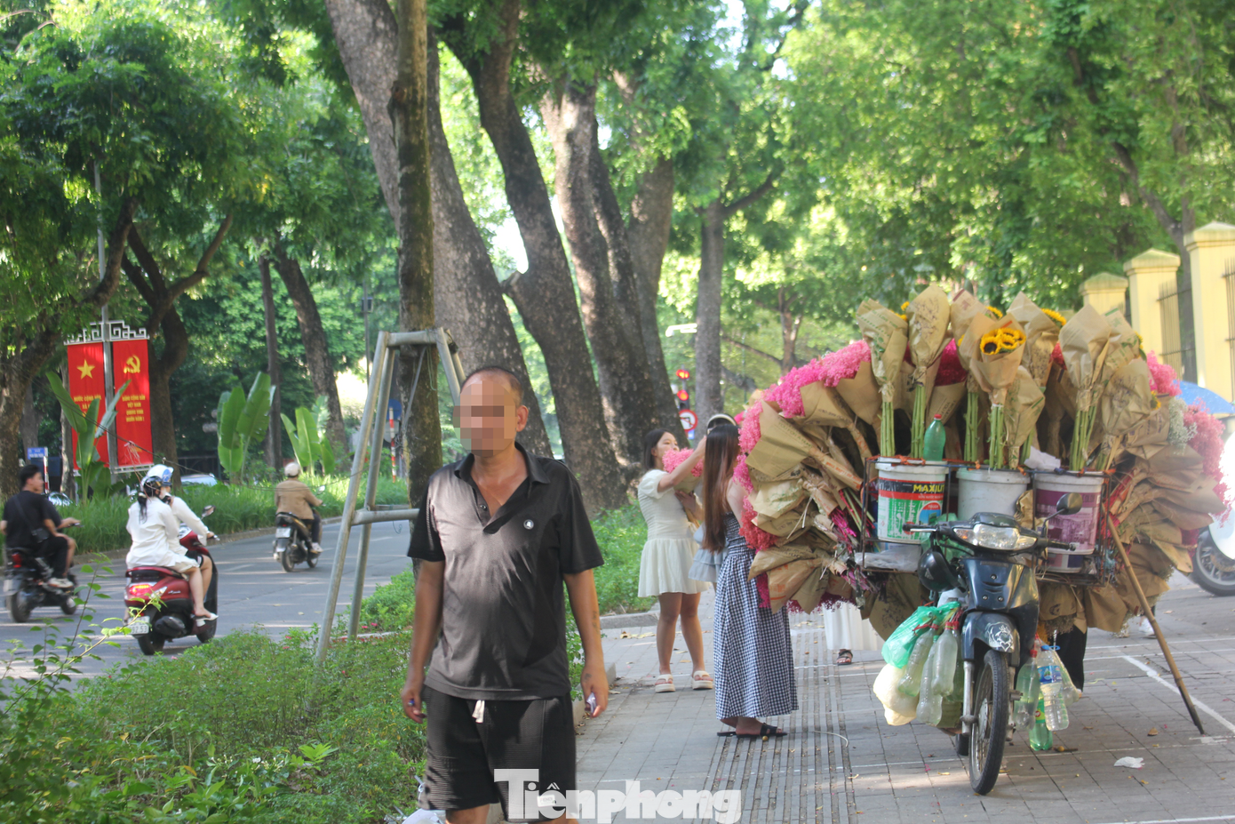 Tình trạng thu vé xe vỉa hè tự phát cũng xuất hiện tương tự trên đường Hoàng Diệu,đoạn gần giao với đường Phan Đình Phùng. Thậm chí, người đàn ông trong hình này chỉ thu tiền chứ không hề đưa vé cho PV, mặc dù trên tay người này vẫn cầm một tập vé.
