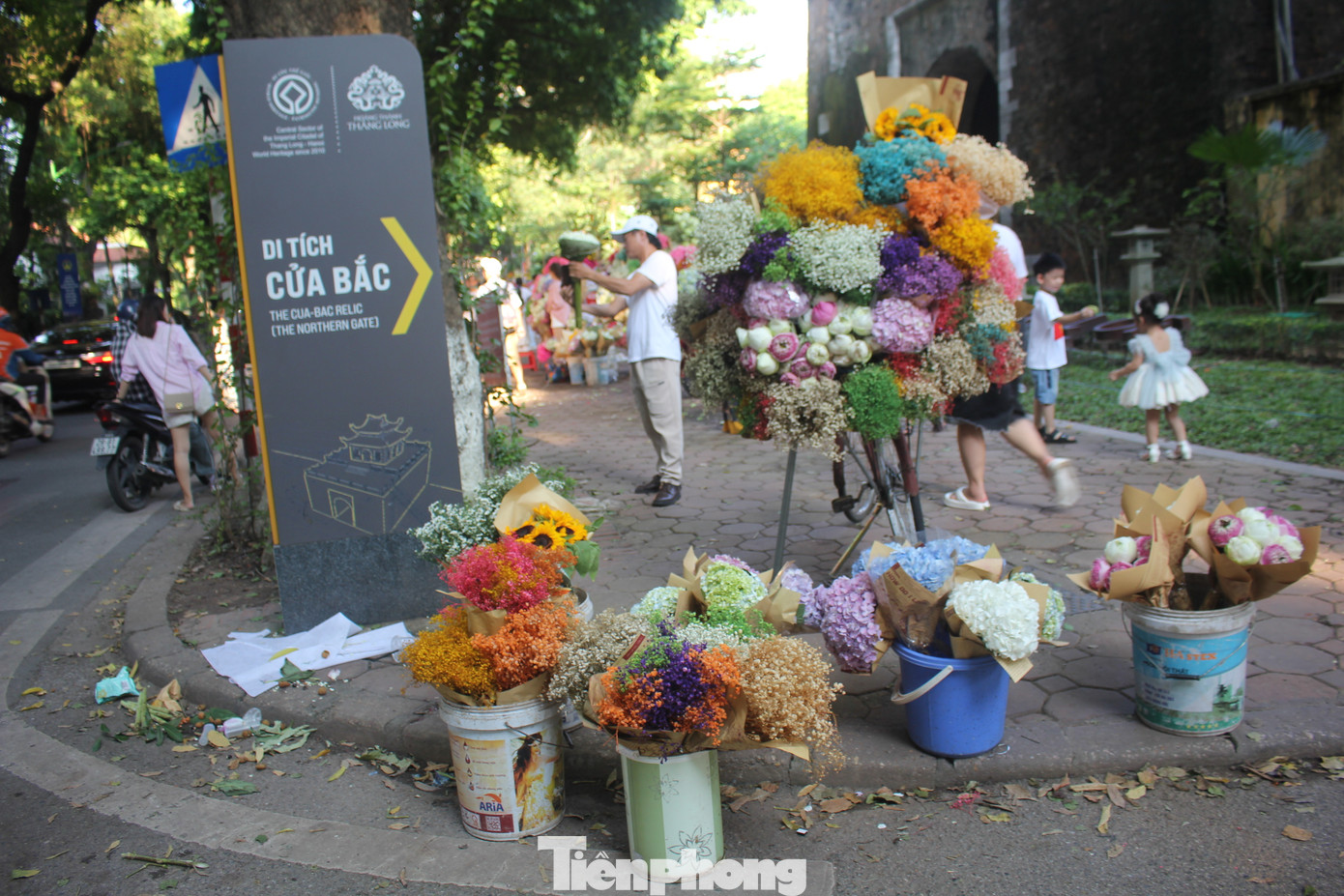 Cổng vào di tích Cửa Bắc bị nhiều chậu hoa chắn đường.