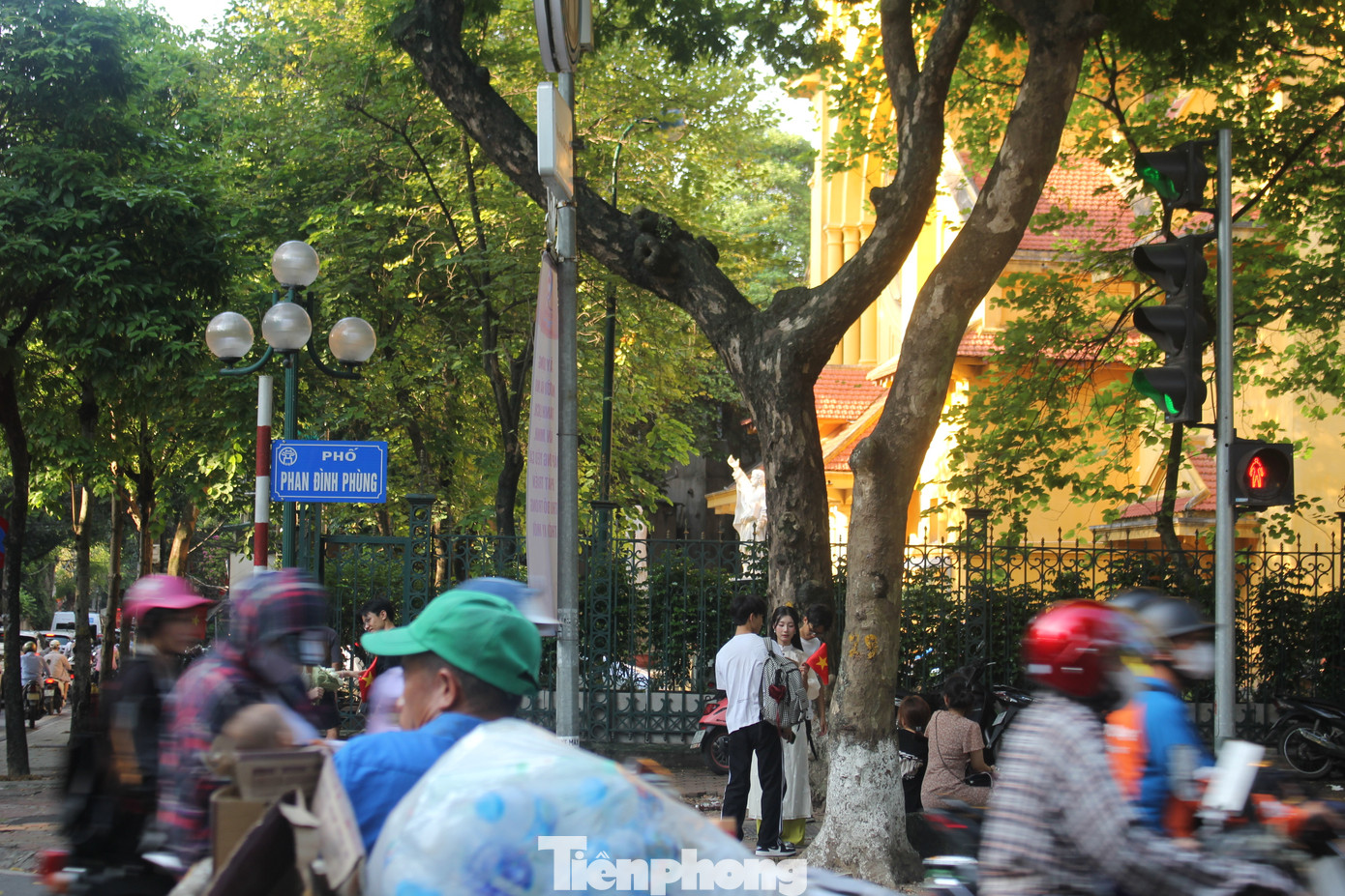 Những ngày cuối tháng 8, lượng người đổ xô đến phố Phan Đình Phùng chụp ảnh mùa thu ngày càng đông.