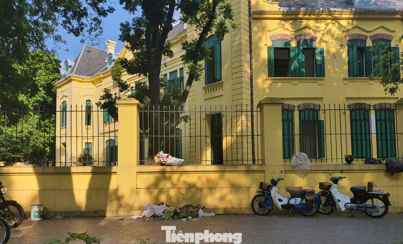 Rác chất trên bờ tường, vỉa hè.