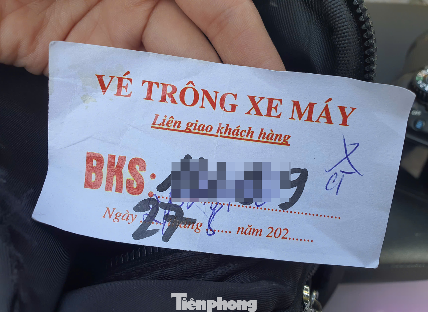Khi PV thắc mắc rằng vé xe này là do đơn vị nào quản lý thì người phụ nữ tỏ vẻ khó chịu và cho biết: “Vé tư nhân, chả của bên nào cả, có phải của cơ quan nhà nước đâu. Vỉa hè này làm gì có cơ quan nhà nước. Bãi xe này của chị làm, tóm lại em có gửi không?”. Sau khi thu tiền, PV được đưa cho một vé xe có nội dung “Vé trông xe máy, liên giao khách hàng” cùng với nội dung biển số và ngày gửi xe.