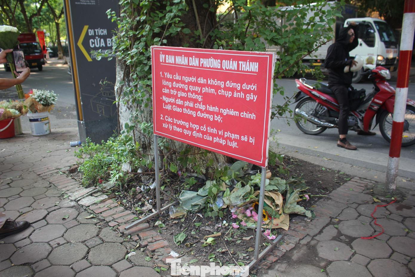 Rác thải, đồ đạc vứt bừa bãi gây mất mĩ quan đô thị, mặc dù lực lượng chức năng đã đặt biển cảnh báo.