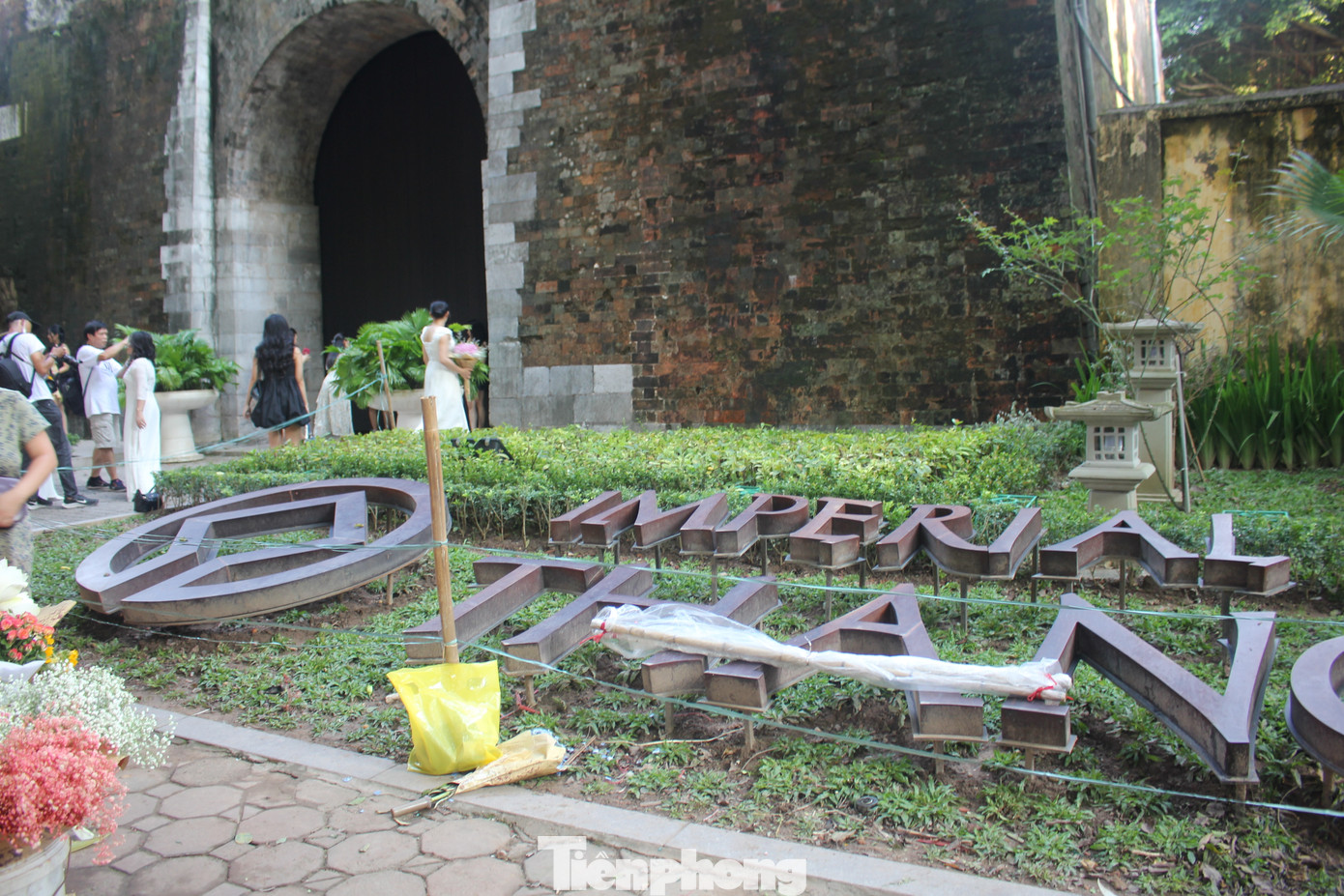 Rác thải, đồ đạc vứt bừa bãi gây mất mĩ quan đô thị, mặc dù lực lượng chức năng đã đặt biển cảnh báo.