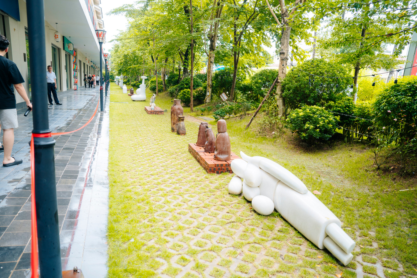 Lynn Times Thanh Thuỷ đã vượt lên mong muốn xây dựng một khu nghỉ dưỡng khoáng nóng đẳng cấp đơn thuần, mà đang và sẽ phát triển thành “vùng đất nghệ thuật” với điêu khắc, hội họa, âm nhạc.