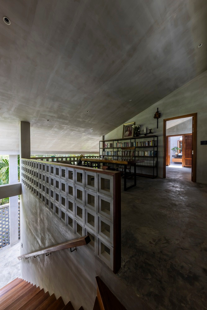 Nội thất hướng đến việc loại bỏ những thứ không cần thiết. Lớp hoàn thiện thô mộc đơn giản bằng gỗ và bê tông chưa qua xử lý mang đến một nơi ở giản dị. Nội thất hướng đến việc loại bỏ những thứ không cần thiết. Lớp hoàn thiện thô mộc đơn giản bằng gỗ và bê tông chưa qua xử lý mang đến một nơi ở giản dị.